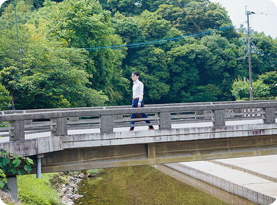 橋を渡る西田代表の写真